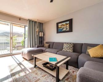 Cheery bright condo with garden space in lively neighborhood - Vancouver - Sala de estar