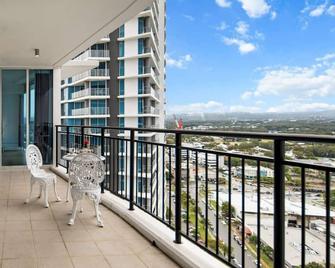 Modern 2BR Apartment in Southport Central - Southport - Balcony
