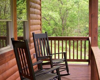 Perfect Romantic Getaway for 2 with a Porch Overlooking Creek! - Clyde - Balcony