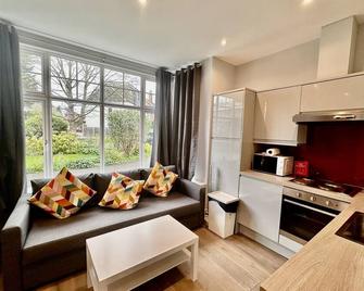 Upminster Bridge Station Excel House - Hornchurch - Living room