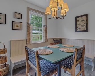 A charming and peaceful getaway in the heart of Irvington, Virginia. - Irvington - Dining room