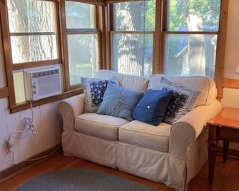 East Lake Okoboji lakeside cabin - Okoboji - Living room