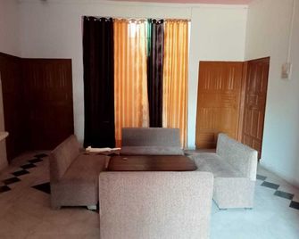 Hotel O Suraj Palza - Sūrajgarh - Living room