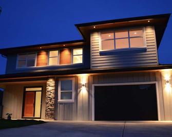 Mountain Serenity Meets Luxury - Squamish - Building