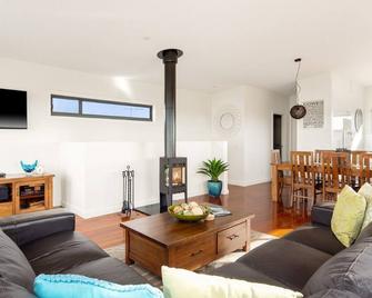 Luxury Retreat at Pristine Surf Beach with wood fireplace - Cape Woolamai - Living room