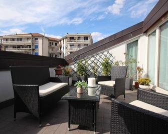 Snug Nest - Como - Balcony