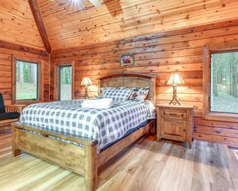 Magical Metamora Cottage with Fire Pit, Pond, Deck! - Metamora - Bedroom