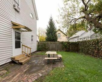 Cozy 1-bedroom apartment in charming Tremont area, with WiFi! - Cleveland - Patio