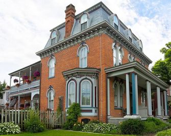 Greystone Manor Bed & Breakfast - Bird in Hand - Edificio