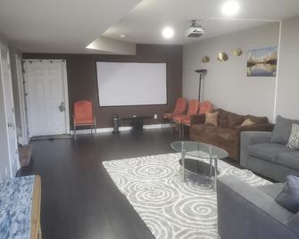 Entire Private & Cozy Walkout Basement to enjoy Solar Eclipse - Columbus - Living room