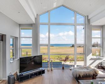 Nice home in Korsør with WiFi - Korsør - Living room