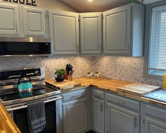 Bear Cabin Winnipesauke beach access, family/dog friendly home fenced in Yard. - Moultonborough - Cucina