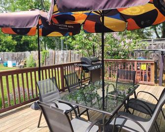 Kosecki Kottage - hot tub, sundeck, firepit & more - Port Burwell - Patio
