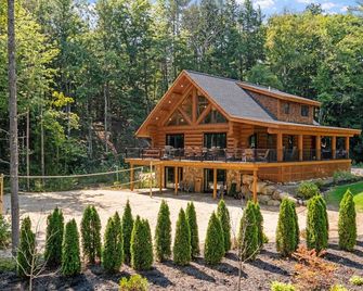 Ski & Stay Family Cabin: on Saco River w/ Arcade Room. Minutes to all skiing - Glen - Building