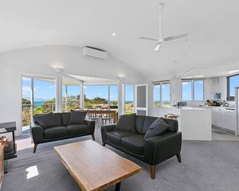 Apollo Bay Shorehouse - Ocean Views - 50m From Beach - Marengo - Sala de estar