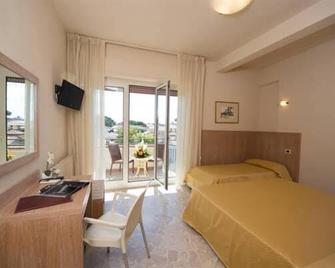 Hotel Nuova Sabrina - Marina Di Pietrasanta - Bedroom