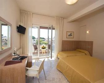 Hotel Nuova Sabrina - Marina Di Pietrasanta - חדר שינה
