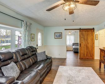 Walk to Sandusky Bay: Home w/ Hot Tub & Fire Pit! - Sandusky - Living room