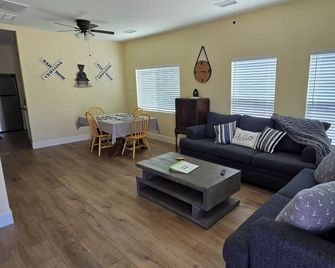 Cozy 4 bdrm. 5 minutes from the Colorado River. Family Friendly - Needles - Wohnzimmer