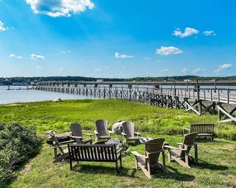 Charming Studio with Stunning Bay Views, AC, and Internet - Edgecomb - Patio