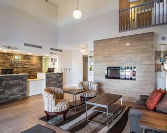 Quality Inn and Suites West - Pueblo West - Living room