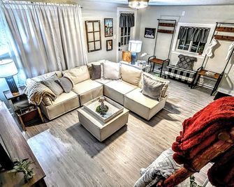 END your search! Fun dwtn historic home spa firepit big fenced yard game room - Coeur d'Alene - Living room