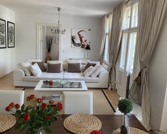Sunny design apartment with balcony - Potsdam - Sala de estar