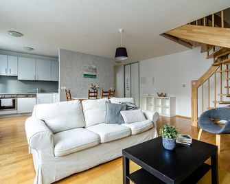 Business & Family Ambiente Apartments - Bratislava - Wohnzimmer