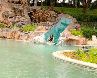 Entire House in Safe & Peaceful, Gated, Golf Community with 2 Swimming Pools. - General Trias - Pool