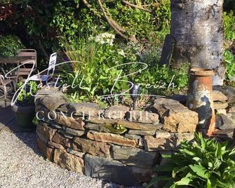 A little cocoon with its own secret garden - Bon-Repos-sur-Blavet - Patio