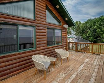 Amazing Home- Beach, Dock, Water Toys, Firepit - Aitkin - Balcony