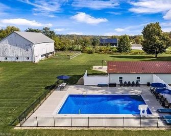 Modern Farm House and Barn- 5 ac and Pool/Hot Tub- 24 people- 599 a night! - Norton - Zwembad