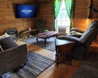 Uncle Art's Cabin - Licking - Living room