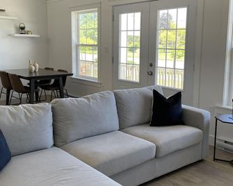 Wheelhouse Inn: Unit #3 - Georgetown - Living room