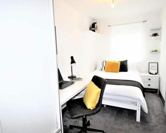 Stylish & Cosy 2 bed Flat With Parking & Bfast - Rugby - Bedroom