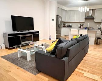 Modern 4Bedroom Retreat I 2Car Parking I Steps from the Ajax Waterfront - Ajax