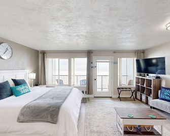 Stylish Escape W/ Shared Pool, Direct Beach Access, Private Balcony & Ocean View - Newport - Bedroom