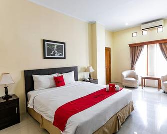 RedDoorz Plus near Alun Alun Karanganyar - Tawangmangu - Habitación
