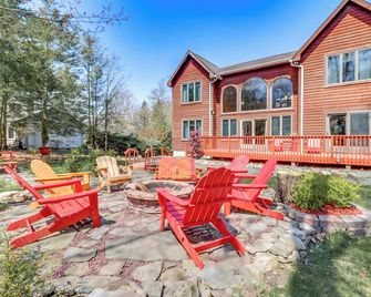 4 Mi to Slopes! Split Rock Resort Home with Fire Pit - Lake Harmony - Patio