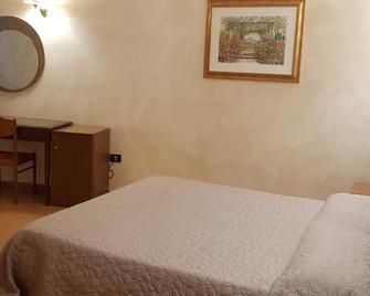 Hotel Holiday - Foggia - Bedroom