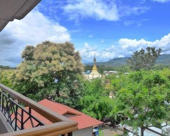 Golden Lotus Inle Hotel - Nyaungshwe - Balcón