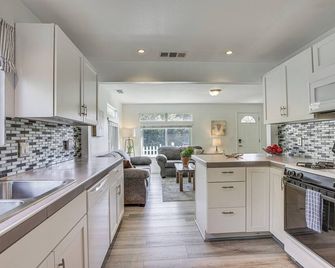 2 Blocks to Beach Dog-Friendly Oceano Cottage - Oceano - Kitchen