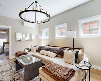 Newly built townhouse steps from downtown, tubing, cross country skiing & golf - Waterville Valley - Sala de estar