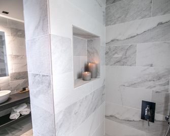 Kallos Imar Boutique Hotel - Mesaria - Bad