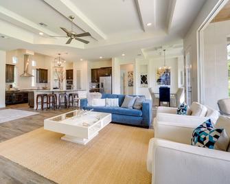 Cascada at Canyon Lake about 1 Mi to Wedding Venues! - Canyon Lake - Living room
