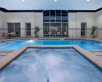 Studio in Downtown Chattanooga | Free Breakfast, Pool + Hot Tub Access - Chattanooga - Pool