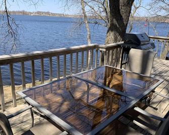 QUIET Cozy Cabin on a great fishing lake - Long Prairie - Balcón