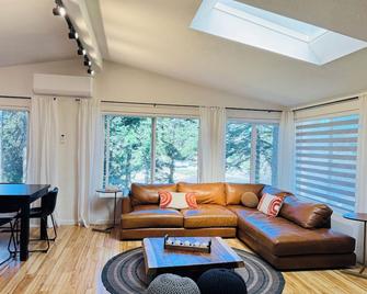 Panoramic Water Views~Private Getaway - Coos Bay - Living room
