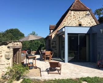 Quality Quercynoise barn, near Figeac, Rocamadour, St Cirq Lapopie - Le Bouyssou - Patio