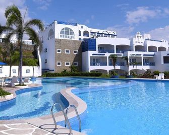 Thunderbird Resorts - Poro Point - San Fernando - Piscina